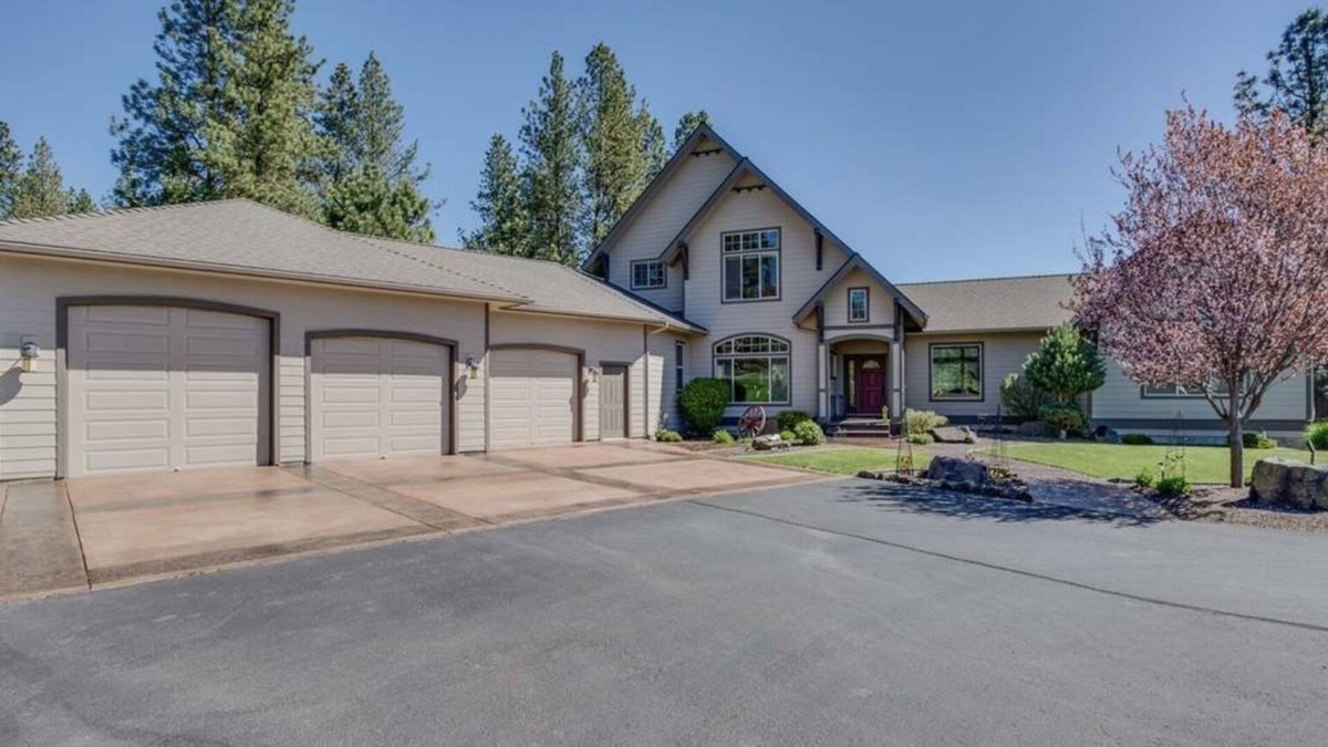 Colbert House | Beautiful home on the Little Spokane River