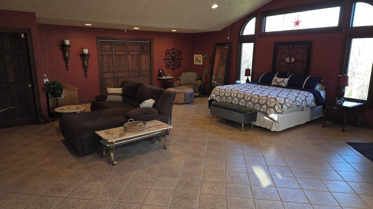 Cobden House | Beautiful home on the wine trail. Pool, cooks kitchen, incredible master suite