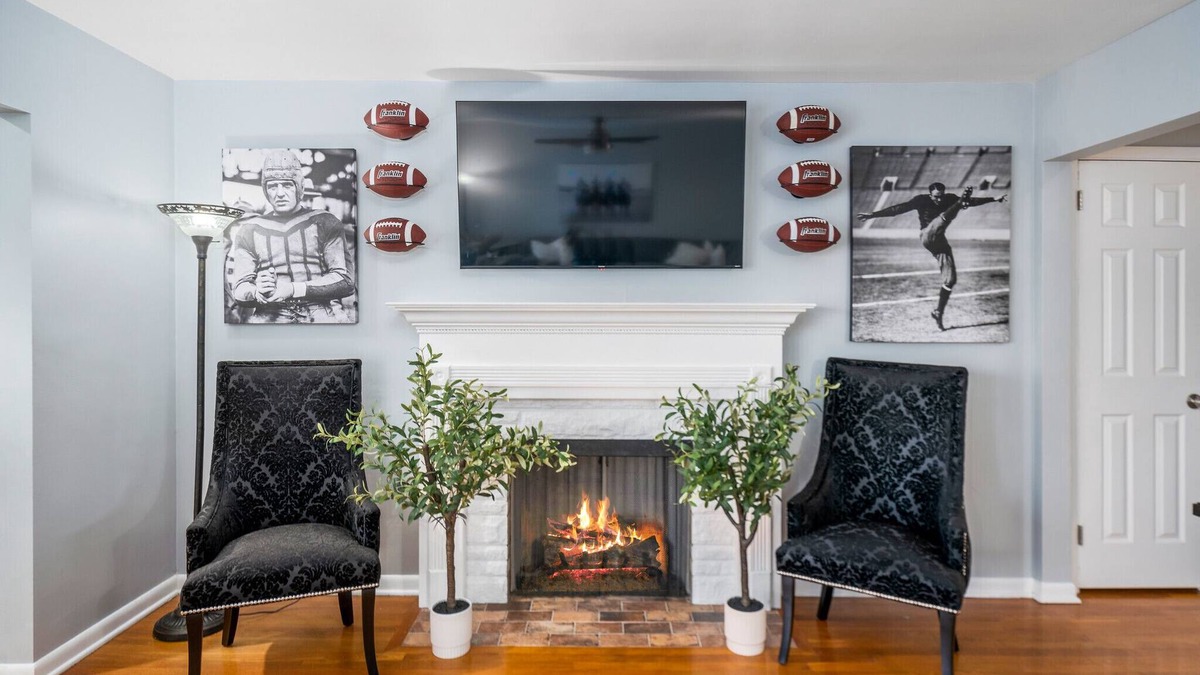 Canton House | Beautiful Home only Steps to the Pro Football Hall of Fame, Sleeps up to 12!