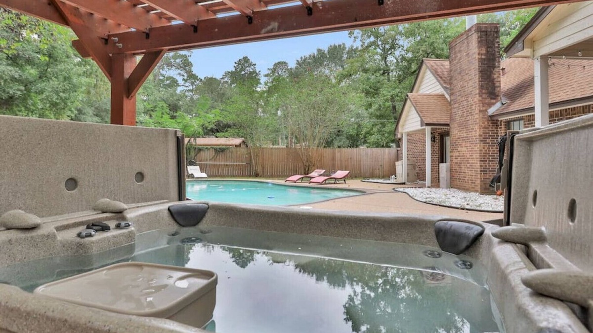 Conroe House | Beautiful Home w/Pool & Separate Guesthouse on 6 Acres