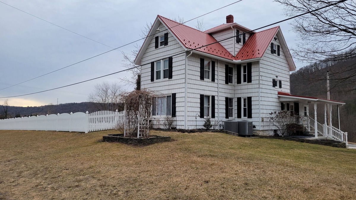 Neelyton Bed & Breakfast | Beautiful home with perfect location for EBT and train enthusiasts!