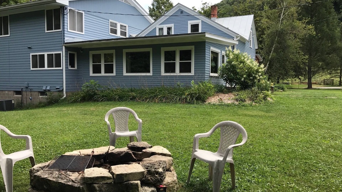 Lansing House | Beautiful Home with 9 Bedrooms, 7 bathrooms, 2 Cabins, 18 Hole Disc Golf Course