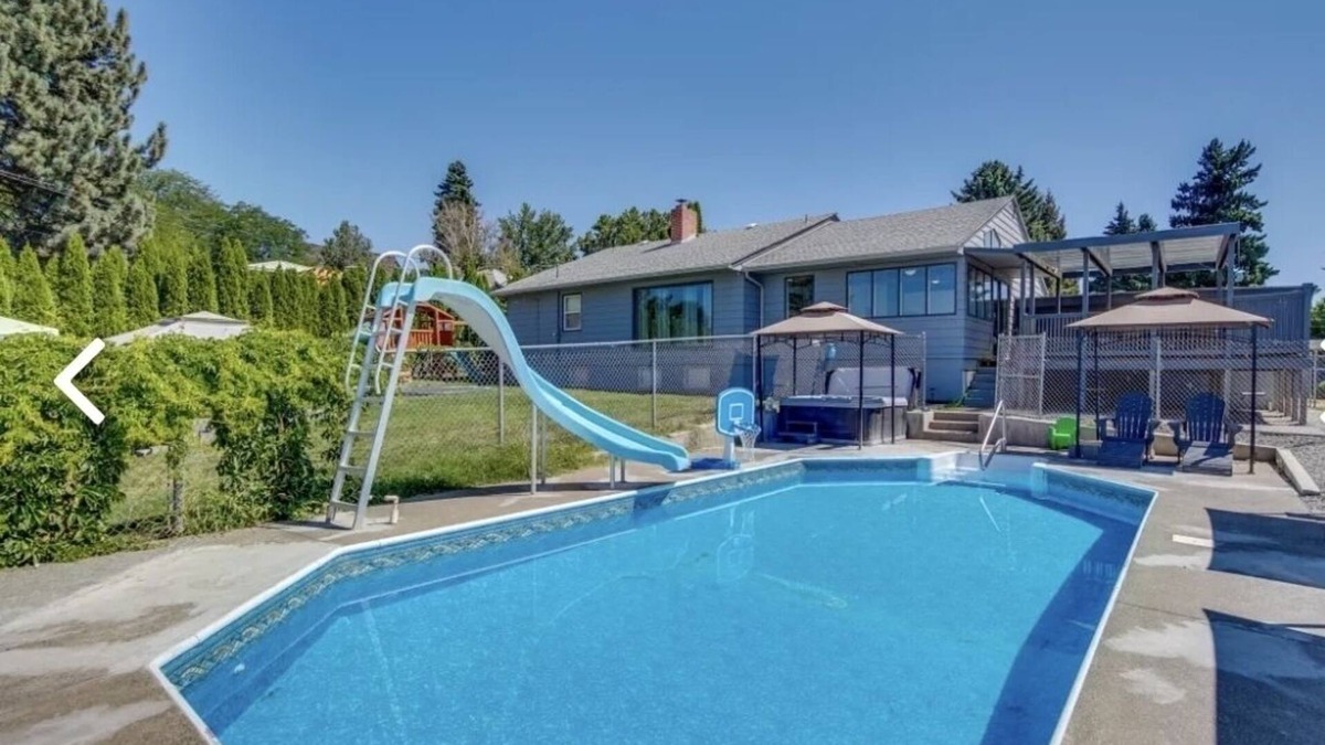 Yakima House | Beautiful home with a day of swimming with a private pool and jacuzzi