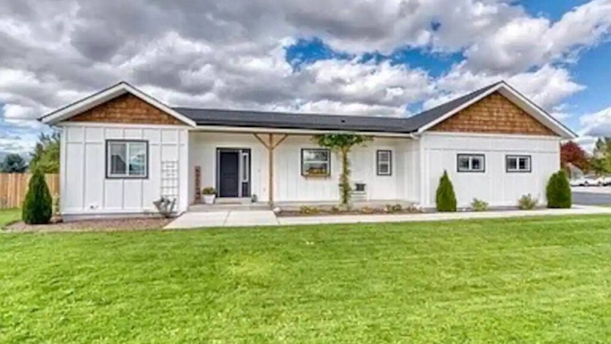 Corvallis House | Beautiful home with a hot tub that welcomes pets.