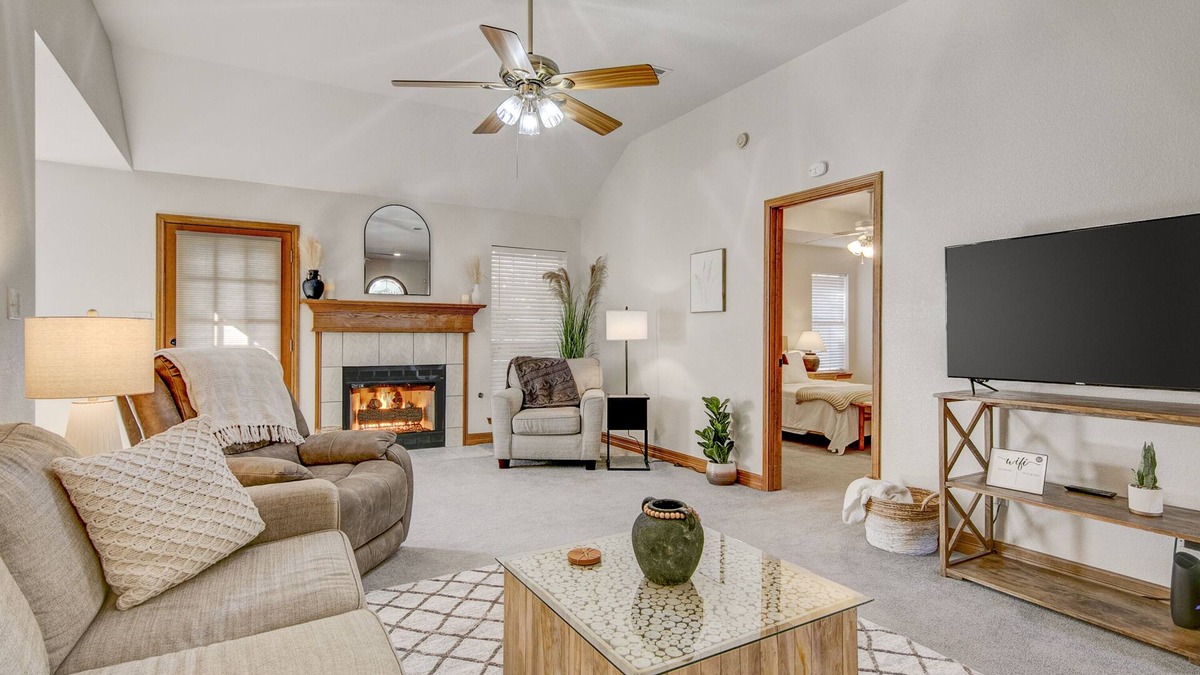 Voth House | Beautiful Home with Amazing back patio. 3br/2bth - sleeps 8.