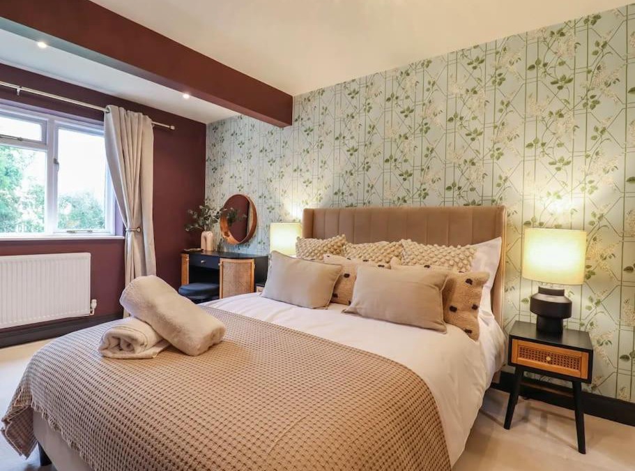 Royston House | Beautiful home with hot tub near Cambridge