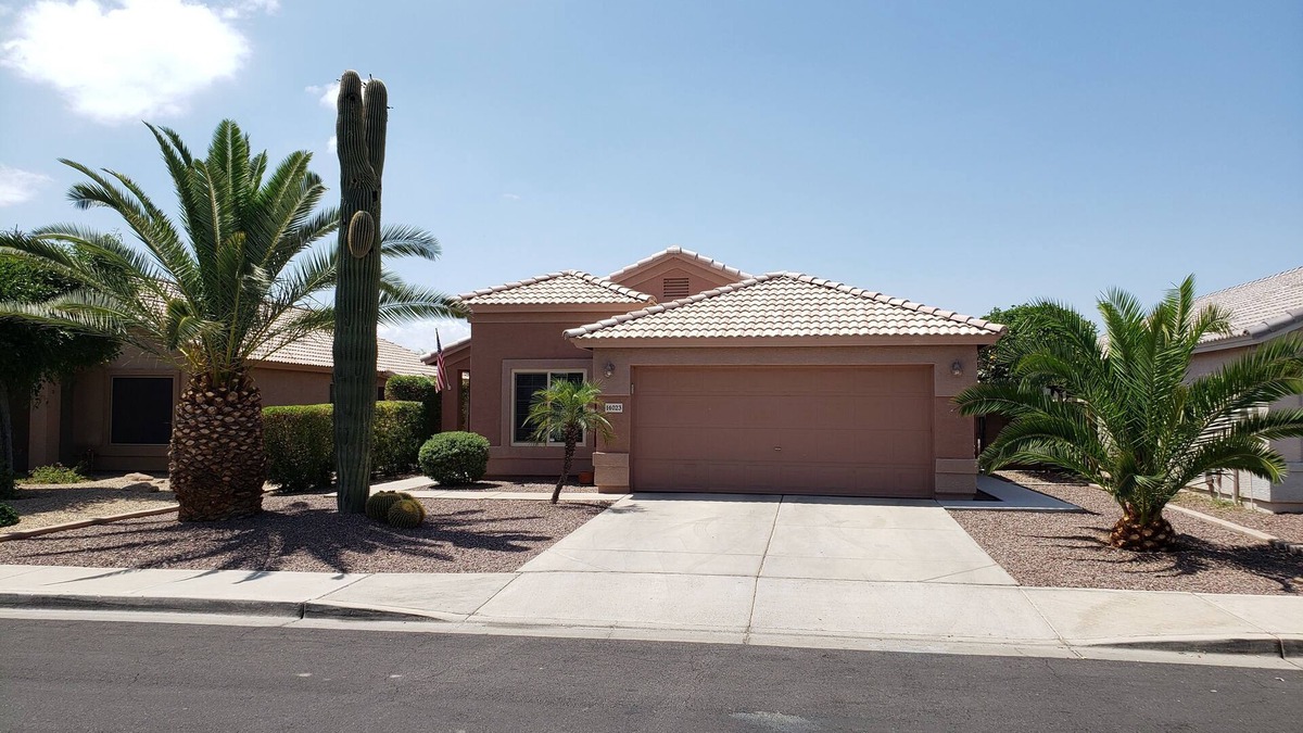 Summer Field House | Beautiful Home with Private Pool and Tiki Bar. Close to Everything!