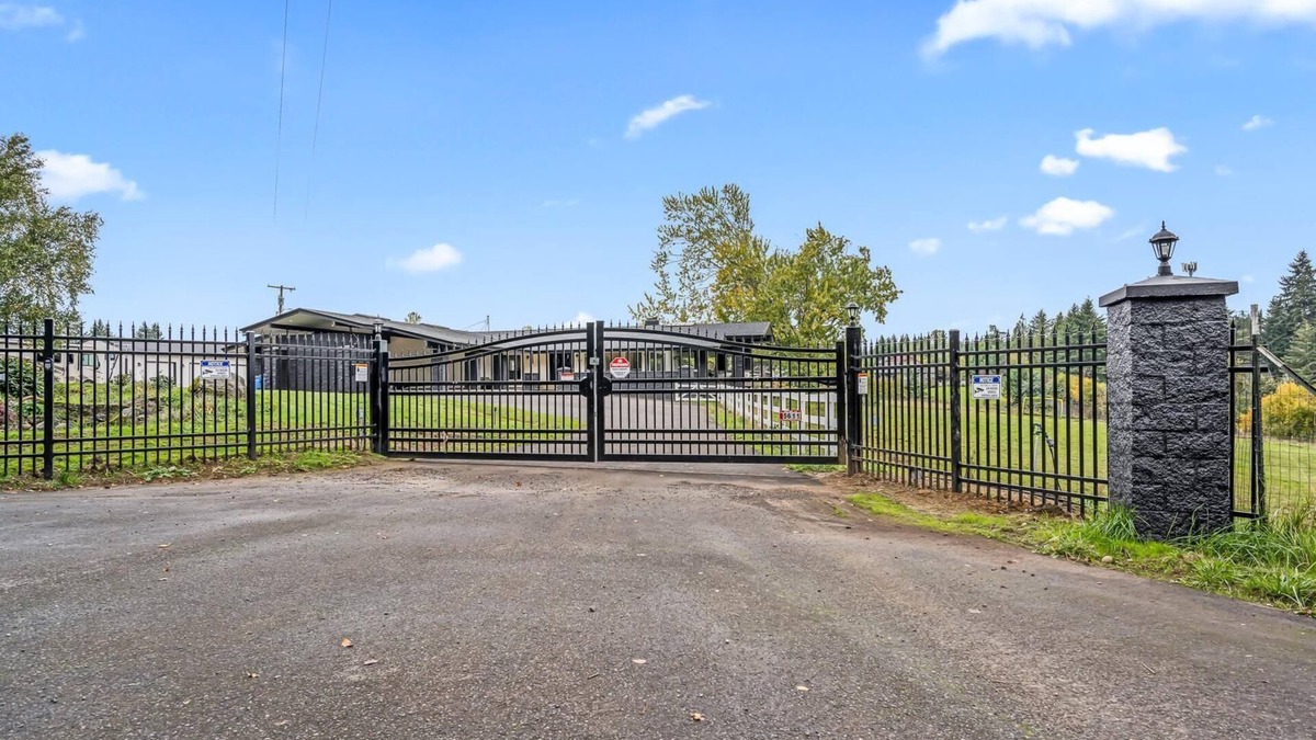 Ridgefield House | Beautiful home with hot tub just minutes away from Ilani Casino!