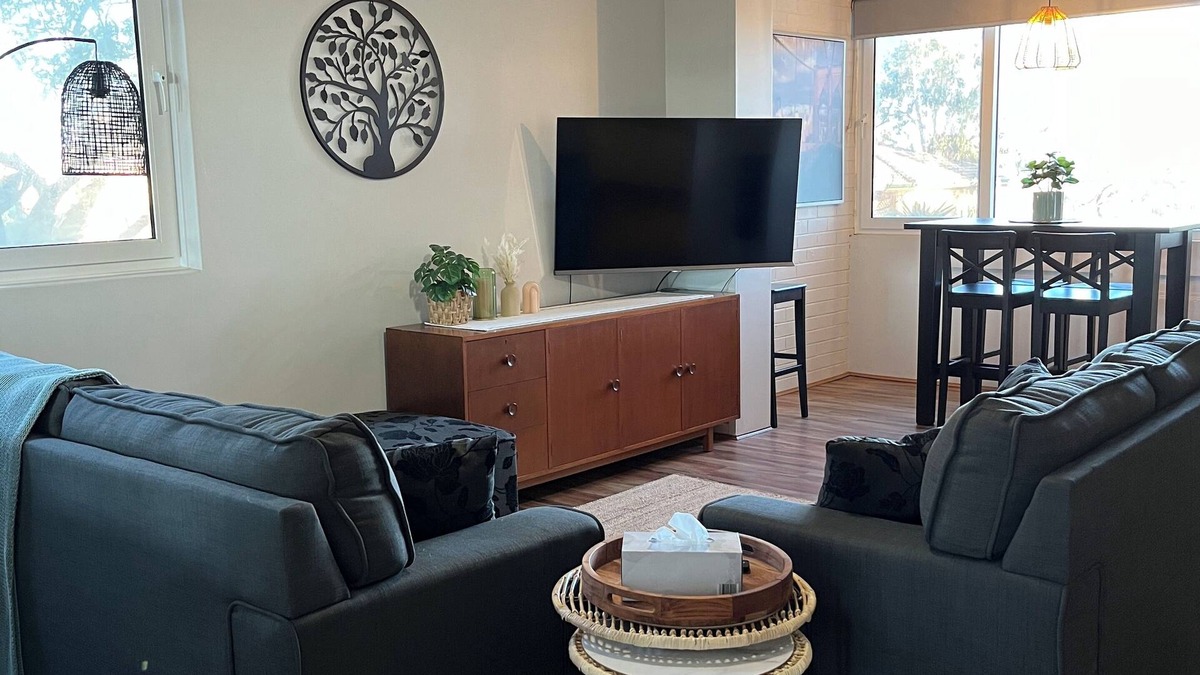 Victoria Park Apartment | Beautiful homely Vic Park apartment with City views