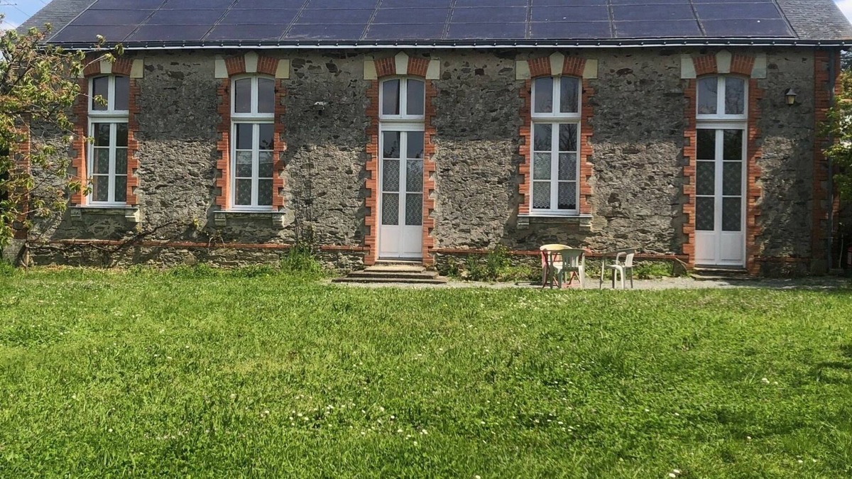 Chanzeaux House | Beautiful house in an ancient school;