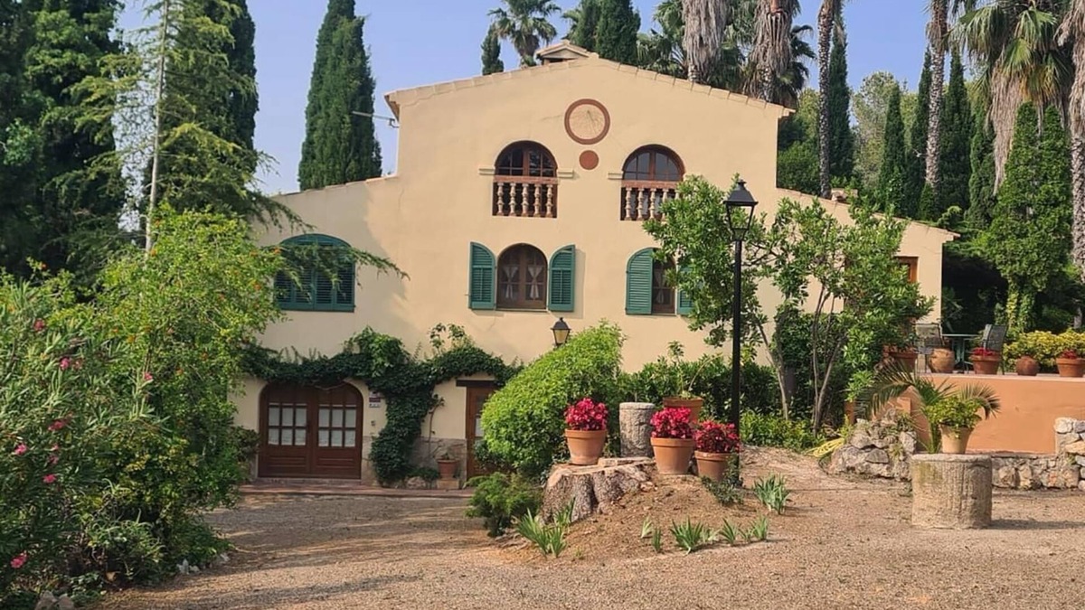 Valls Cottage | Beautiful house 5000m2 private garden with pool i and porch with barbecue.Wi-Fi