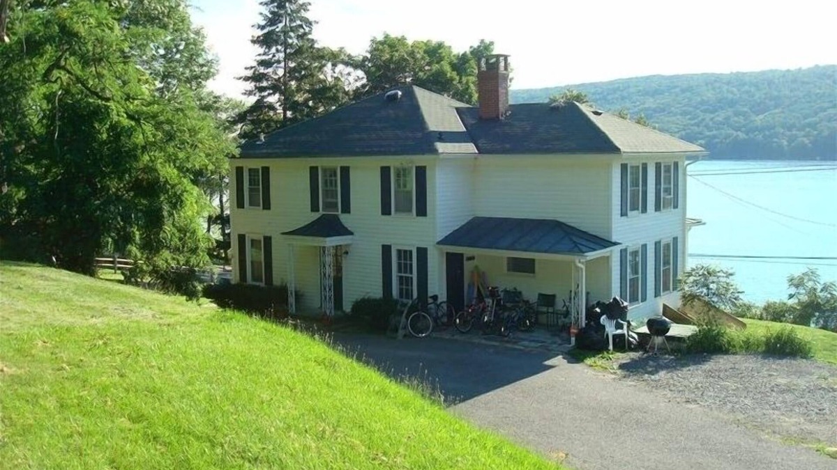 Dundee House | Beautiful House and Yard, Stunning View, 120' Lakefront, Covered Front Porch