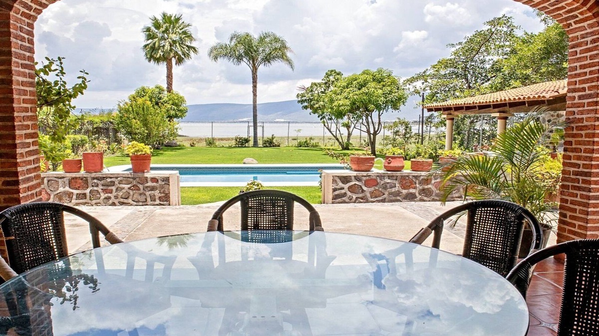 Jocotepec Villa | Beautiful house in Chapala with an incredible garden with pool