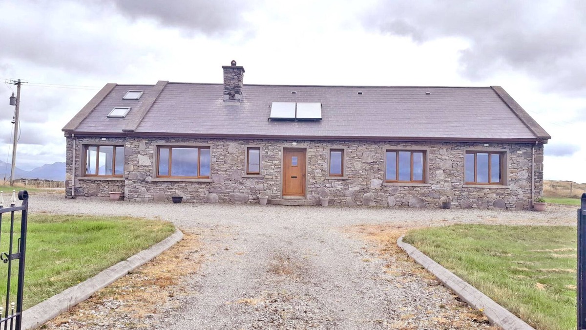 Clifden Apartment | Beautiful house in stunning Ballyconneely Connemara
