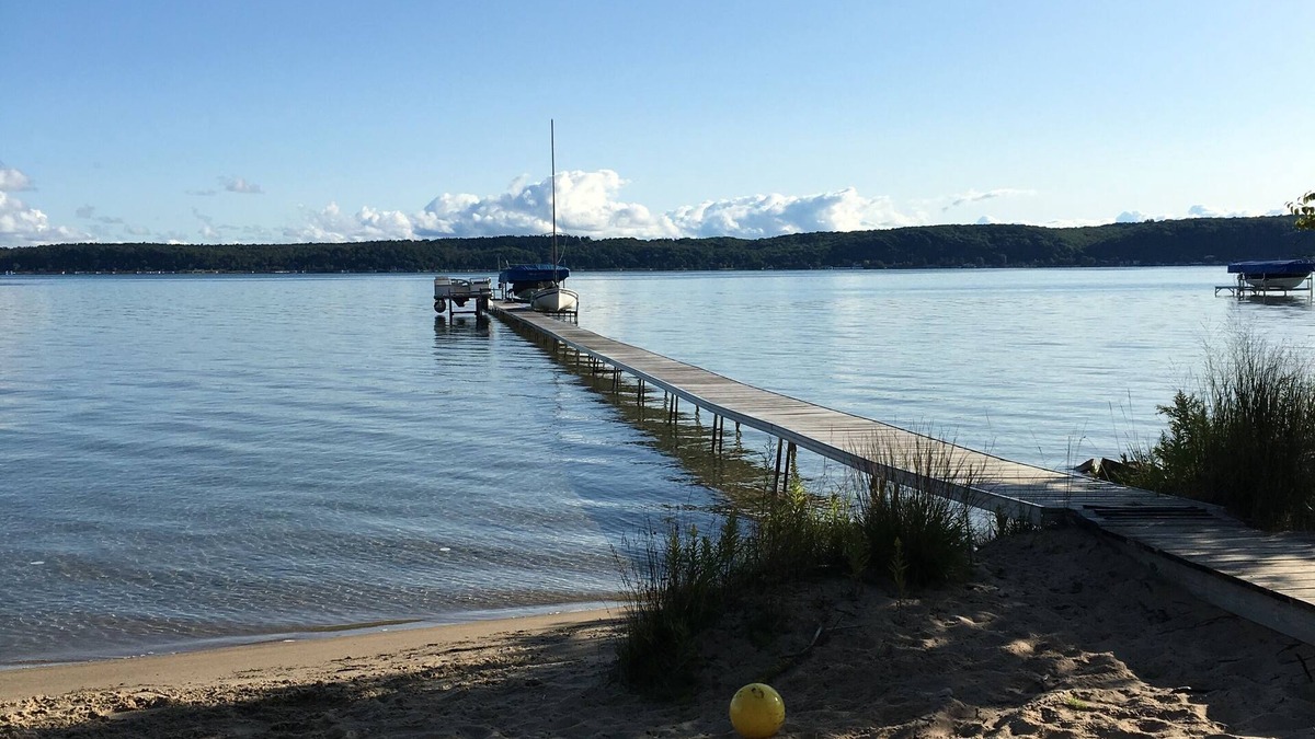 Frankfort House | Beautiful House on Crystal Lake- Summer Beachfront/Ski Crystal Mountain