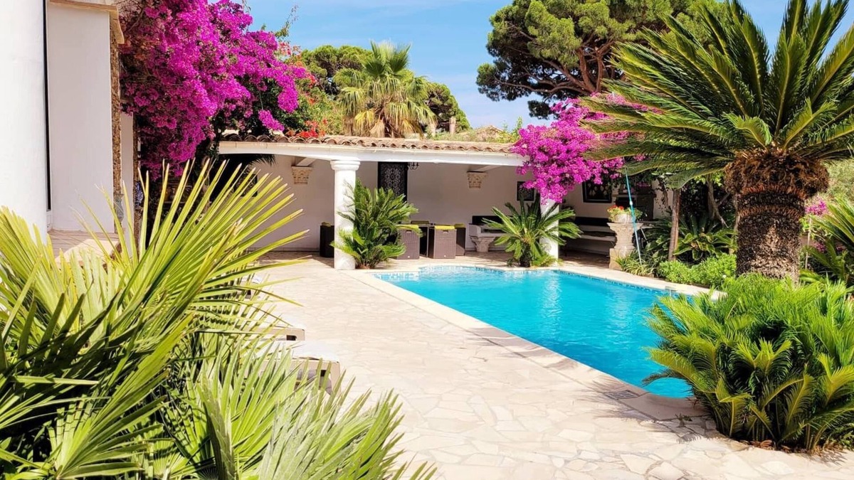 Plage de la Garonnette House | BEAUTIFUL HOUSE, PRIVATE POOL, 150 M FROM THE SEA, AIR-CONDITIONED GOLF DE SAINT TROPEZ