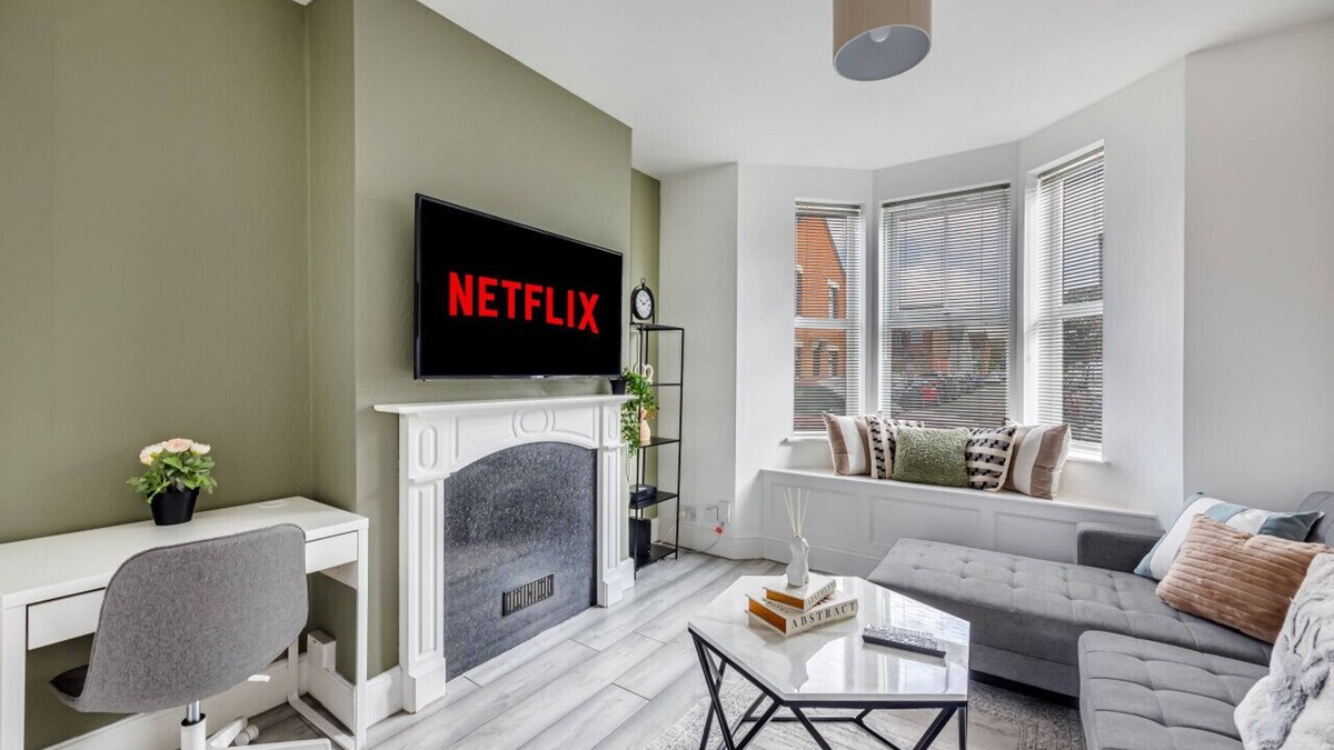 Northampton House | Beautiful House Sleeps 7 Central Location Smart TVs Free Parking