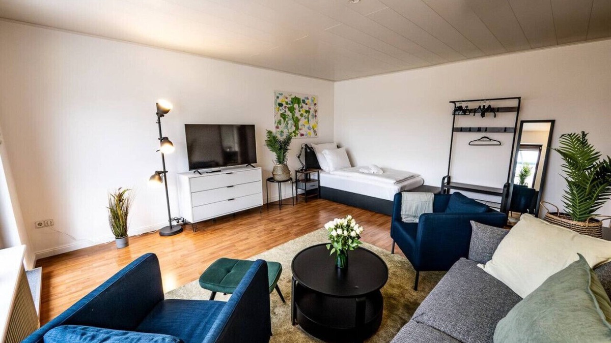 Brunsbuttel House | Beautiful house with conservatory and garden and large bathrooms