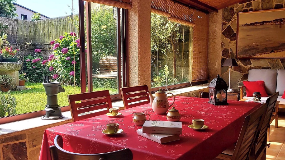 Moana House | Beautiful house with porch and garden 5' drive from the beach and the mountains.