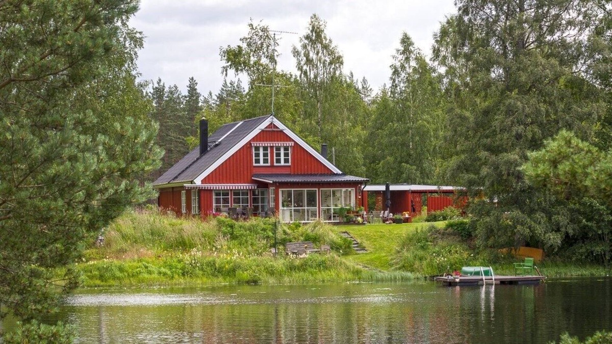 Bredsjo House | Beautiful House with Sauna on Lake