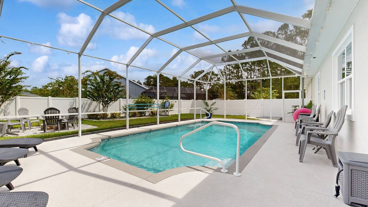 Palm Coast House | Beautiful house with heated pool, full kitchen, central AC, and washer/dryer