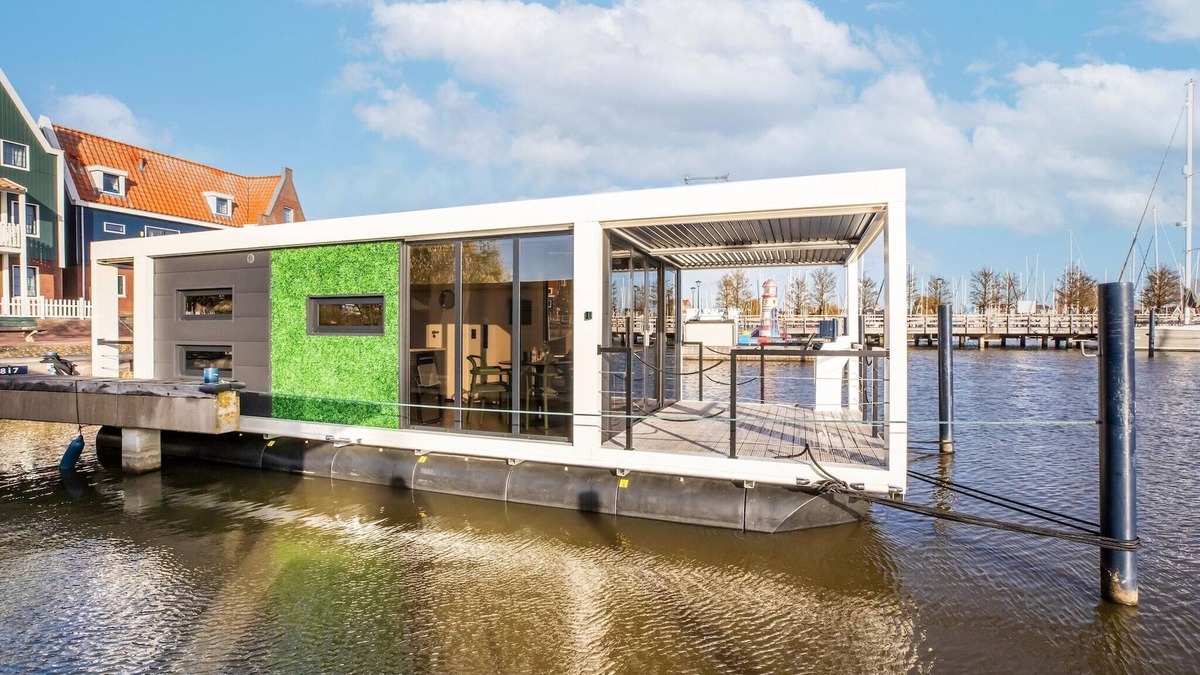 Volendam Boat Rental | Beautiful houseboat with shared pool