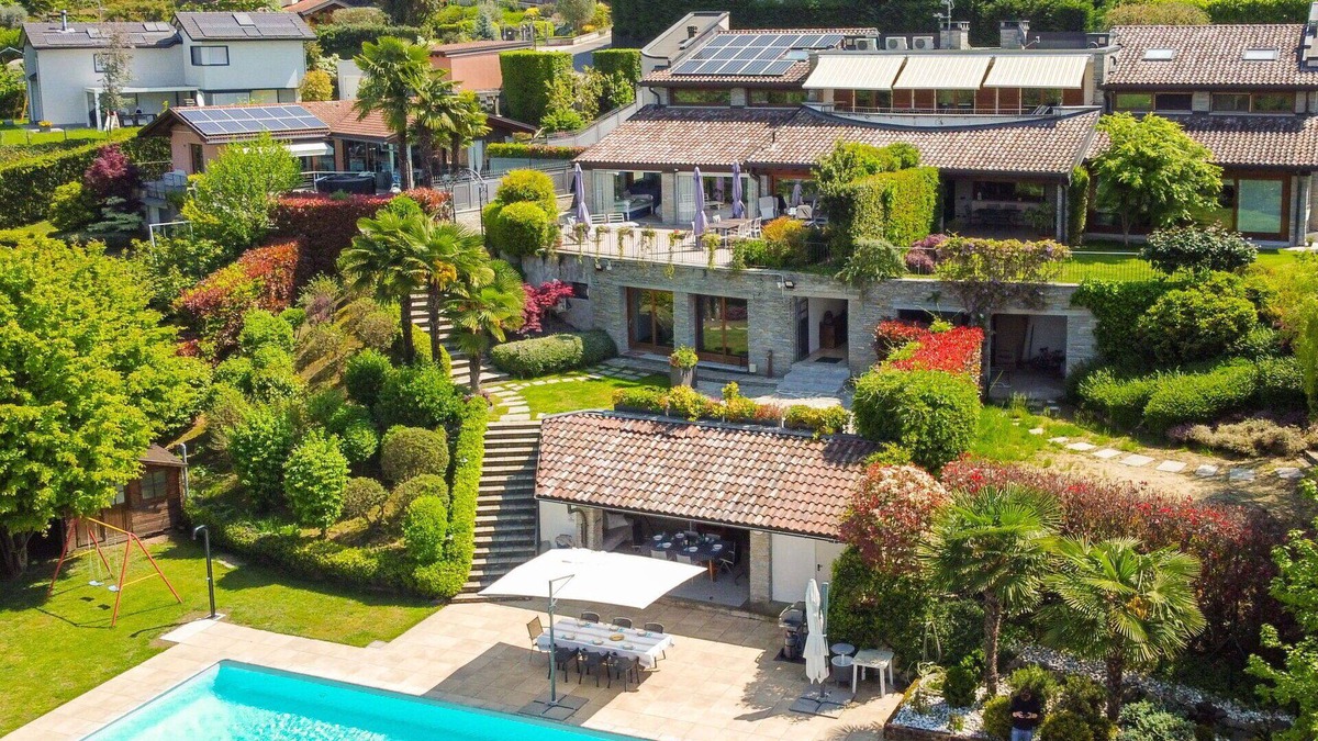 Casnate Con Bernate Villa | Beautiful villa with WIFI, A/C, private pool, TV, patio, pets allowed, panoramic view and parking