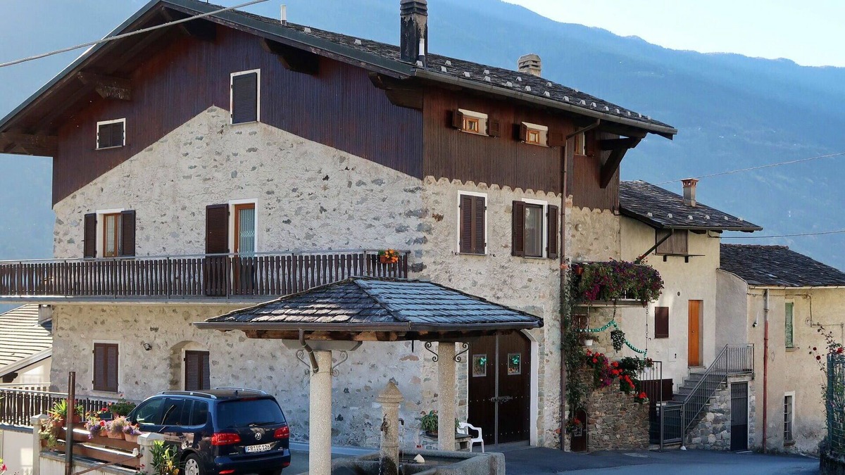 Mazzo di Valtellina Apartment | Beautiful apartment for 4 guests with WIFI, TV, terrace, pets allowed and parking