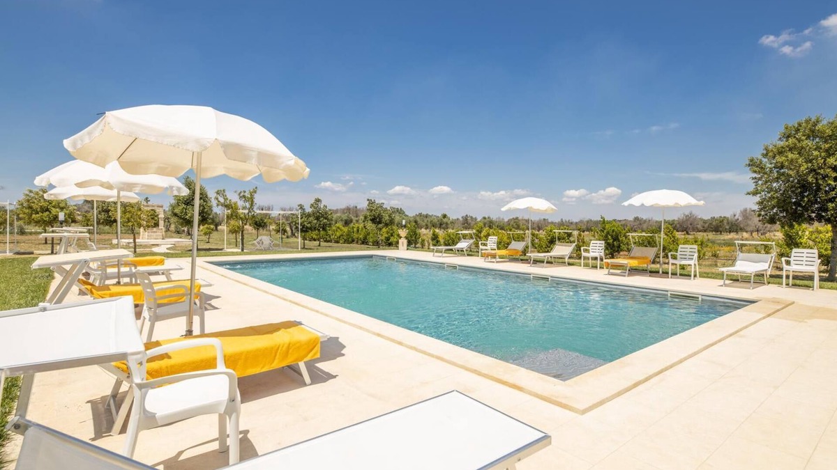 Aradeo Villa | Beautiful Italian Villa With Pool and Garden