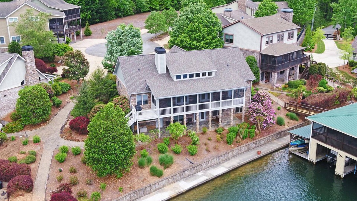Clarkesville House | Beautiful Lake Burton Lakefront Home