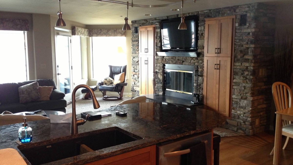 Chelan Condo | Beautiful Lake Chelan Beachfront Condo, Just 3 Blocks From Downtown Chelan