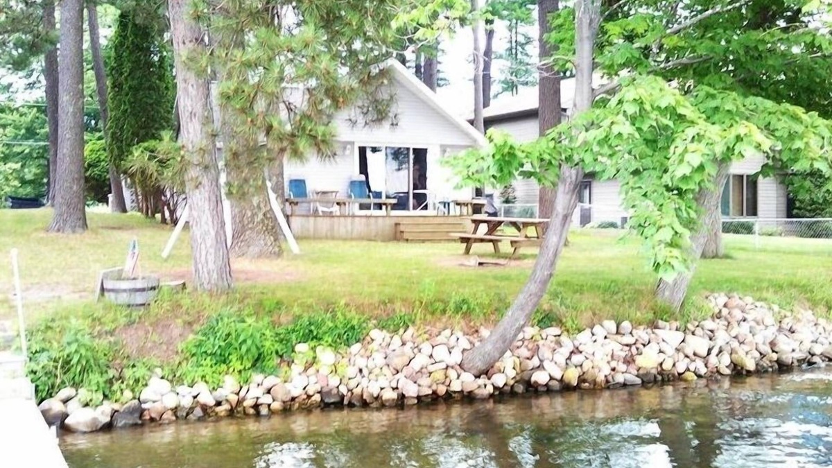 Clintonville Cottage | Beautiful Lake Front Property Located on the Cloverleaf Lakes.