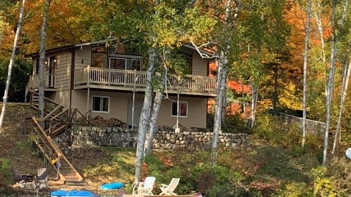 Amherst Ski Chalet | Beautiful lake front chalet 10 minutes from Mont Tremblant
