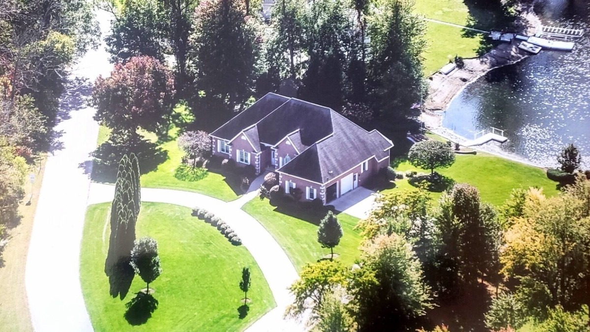 Milford House | Beautiful lake front home on Lake Camelot.