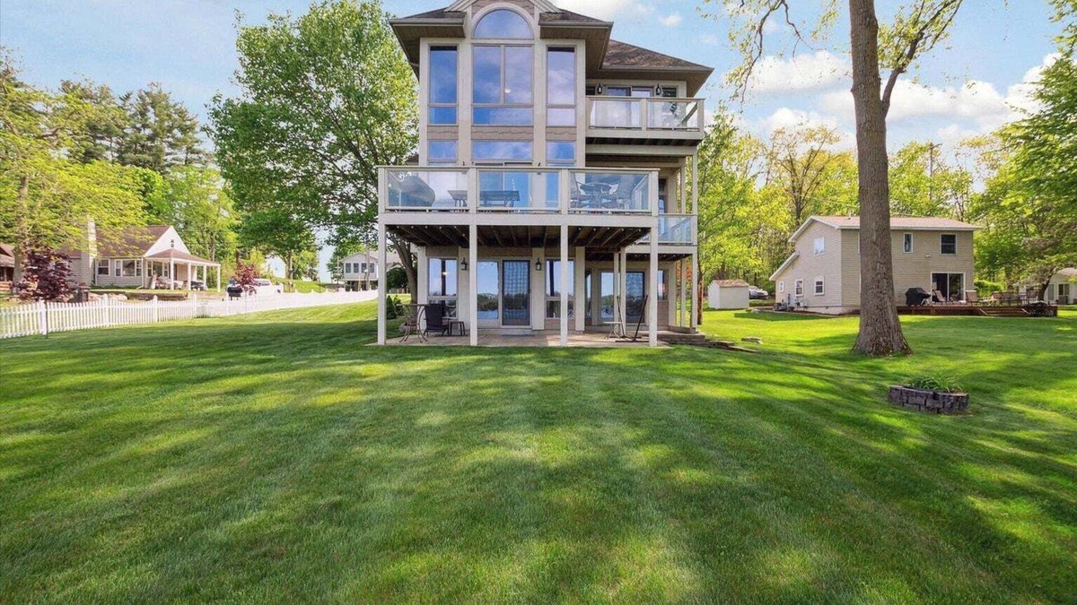 Clarklake House | Beautiful Lake Front House on Clark Lake with a Large Yard! Sleeps 20+