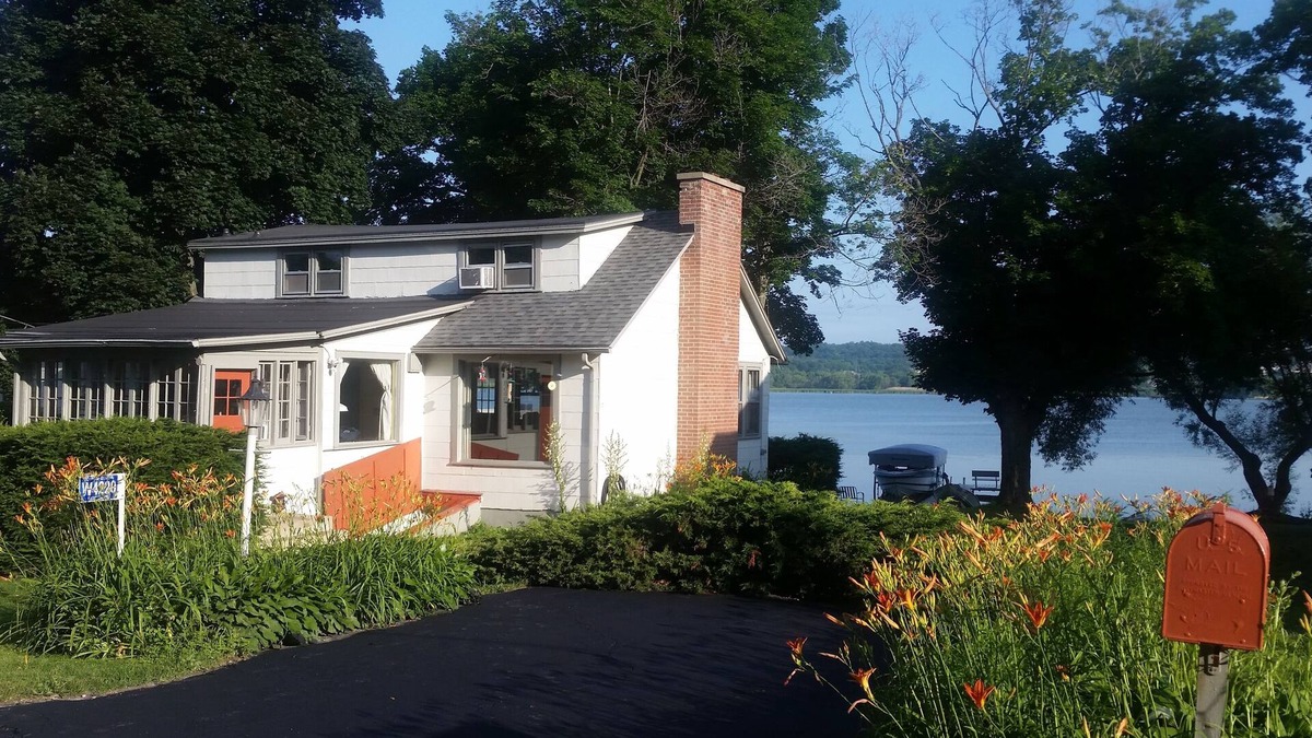 Lake Geneva House | Beautiful Lake Front Home On Como with boat and motor included