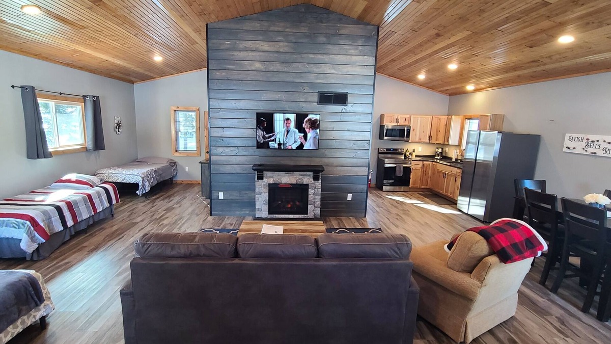 Mellen Cabin | Beautiful lake home at a private camp