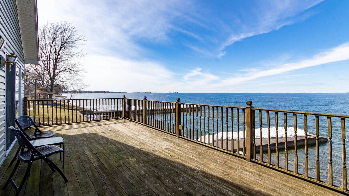 Limerick House | Beautiful Lake House on Lake Ontario