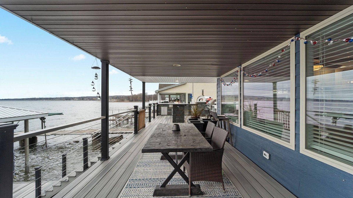 Town of Ledyard Cottage | Beautiful lake house right on Cayuga Lake in Aurora NY