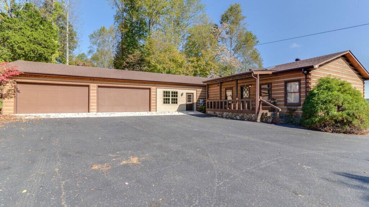 Celina Cabin | Beautiful Lake-view Cabin on Dale Hollow Lake, Sleeps 12, Marina 1/4 Mile