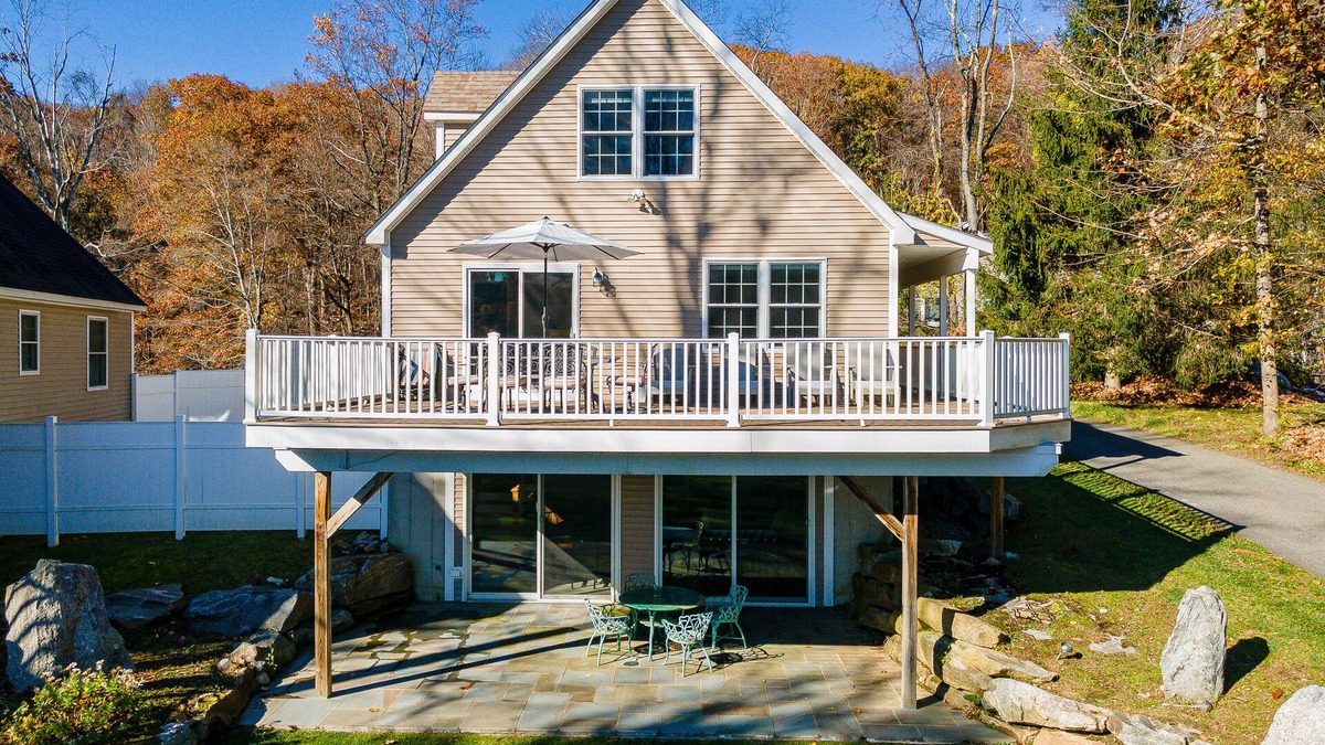 Holmes House | Beautiful Lake View House Overlooking Peaceful Whaley Lake