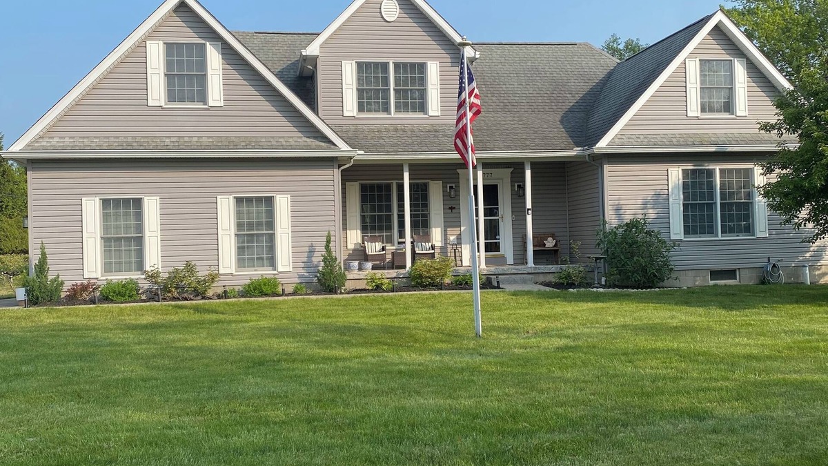 North East House | Beautiful lake view home nestled in the vineyards of North East Pa.