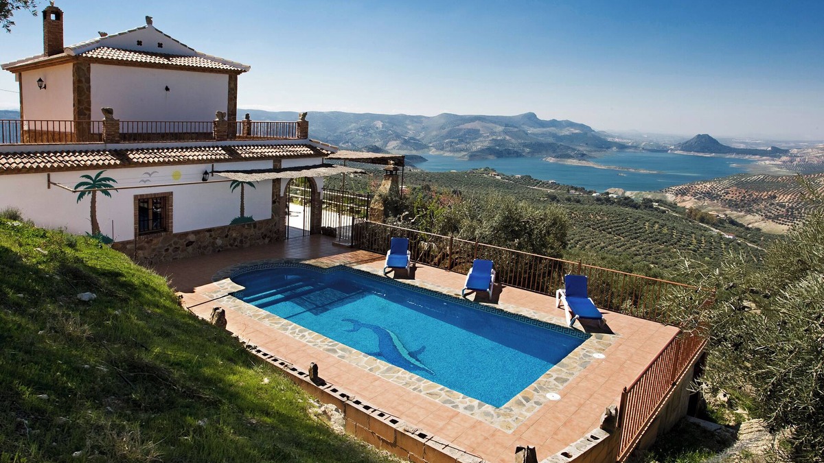 Iznajar House | Beautiful Lake Views House with Lovely Paved Garden
