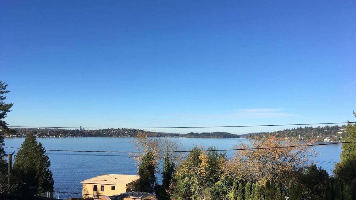 Bryn Mawr-Skyway House | Beautiful Lake Washington View Unit w/ Free Parking