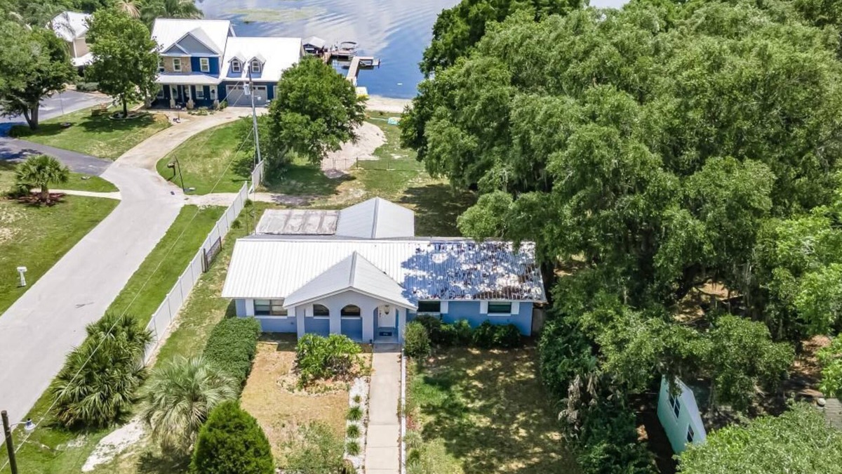 Summerfield House | Beautiful Lake Weir lakefront 2/2 house with private dock, beach, huge yard.