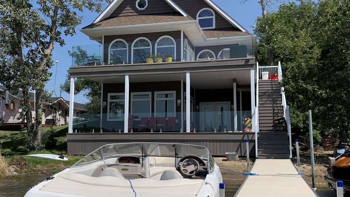 Manitoba Cabin | Beautiful Lakefront Luxury Home at Lake Metigoshe, Canada