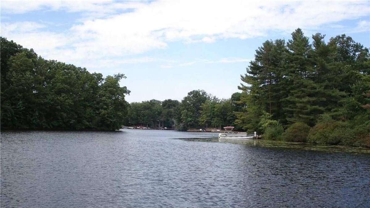 Shore House | Beautiful Lakefront 6 Bedroom on 1 Acre