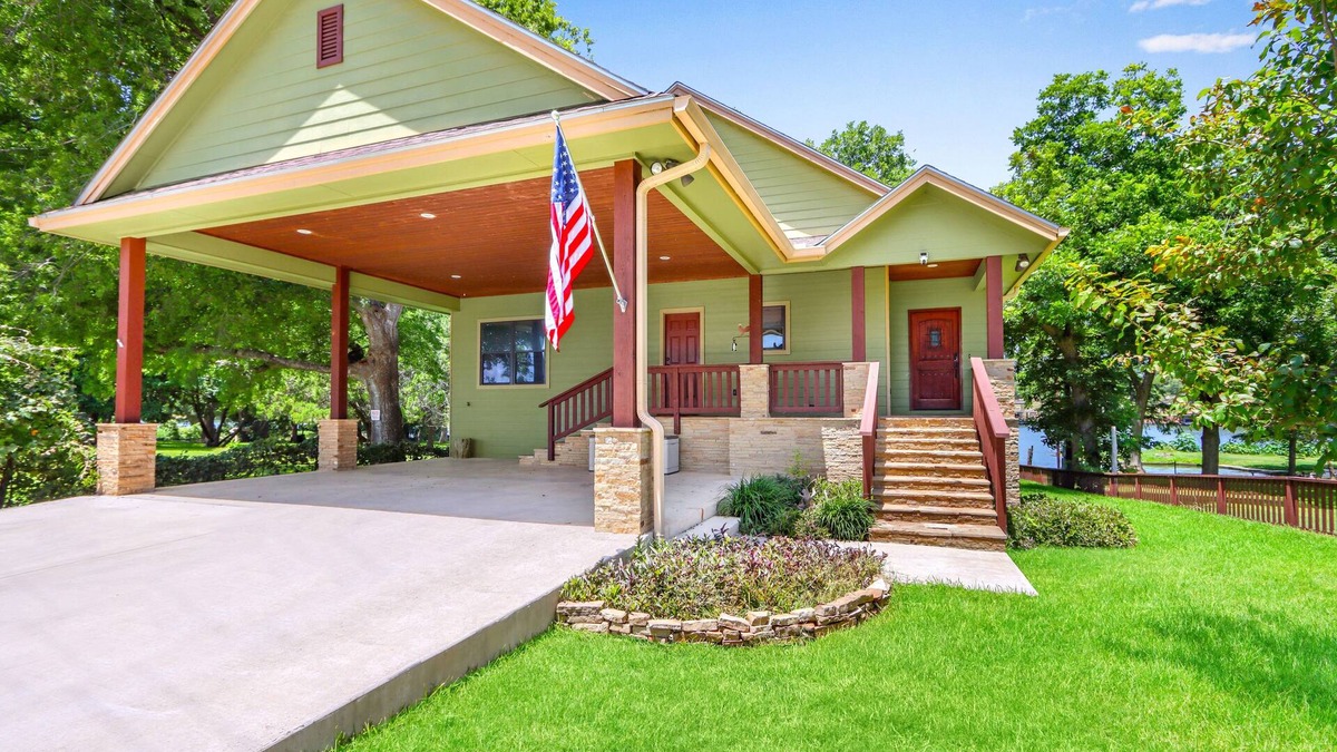 New Braunfels House | Beautiful Lakefront Cabin | Firepit | Grill Smoker