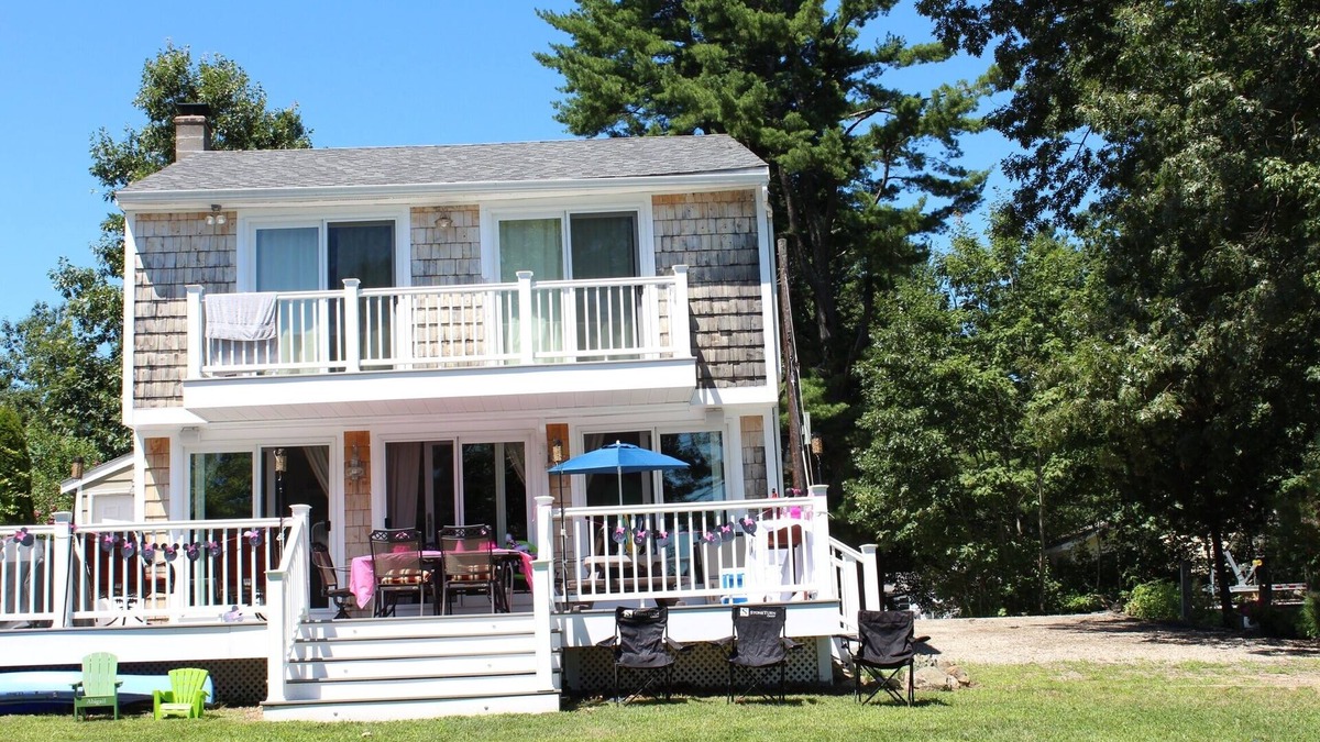 Kingston House | Beautiful Lakefront 3b/2b updated home within an hour from Boston