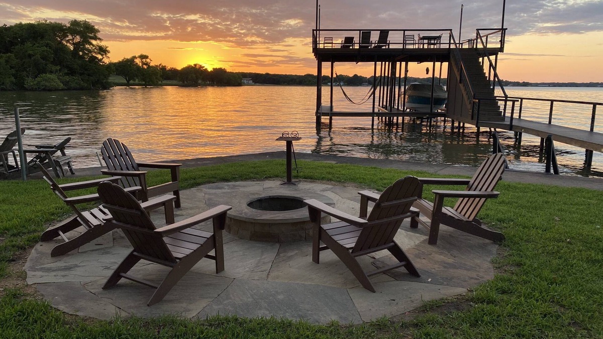 Seven Points House | Beautiful Lakefront 4 BR/5 BA Hideaway w/Huge Yard & Gorgeous View
